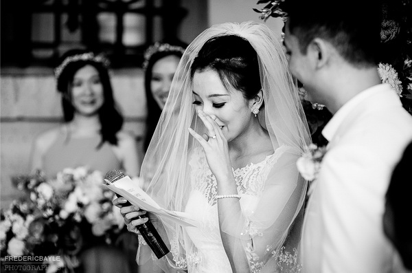 image authentique, la mariée verse une larme