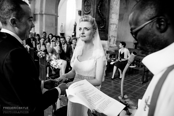 la mariée très émue à l'église lors de la cérémonie religieuse, une photographie vraiment authentique